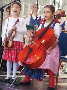 Die Hoffnung stirbt zuletzt: Jugend musiziert auf dem Wenzelsplatz in Prag."