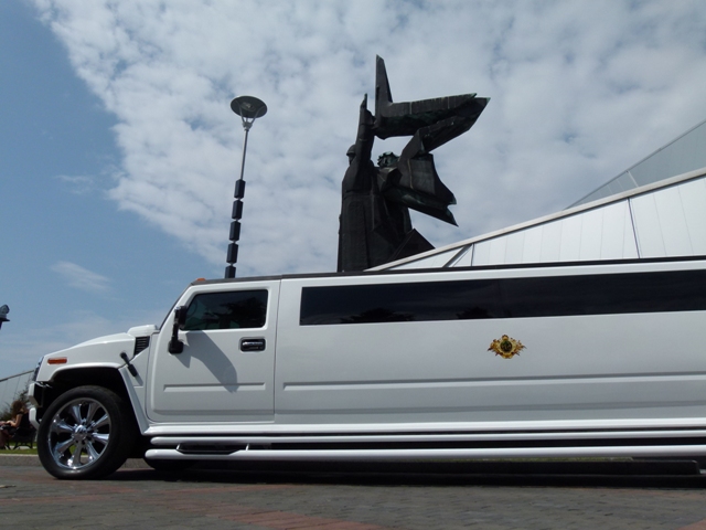 Luxuslimousine in der postsowjetischen Oligarchen-Metropole Donezk. (Foto: Krökel)