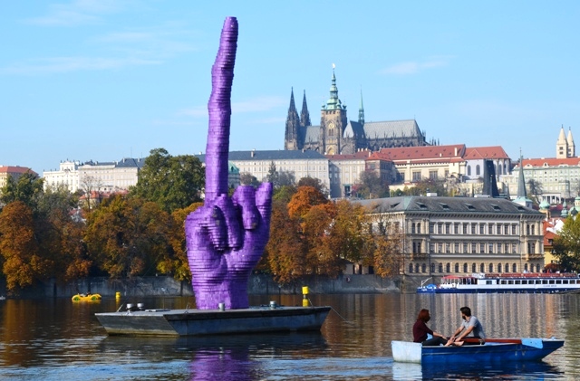 Kunstaktion auf der Moldau in Prag: Zeigen die Osteuropäer dem Westen bald den Stingefinger? (Foto: Krökel)