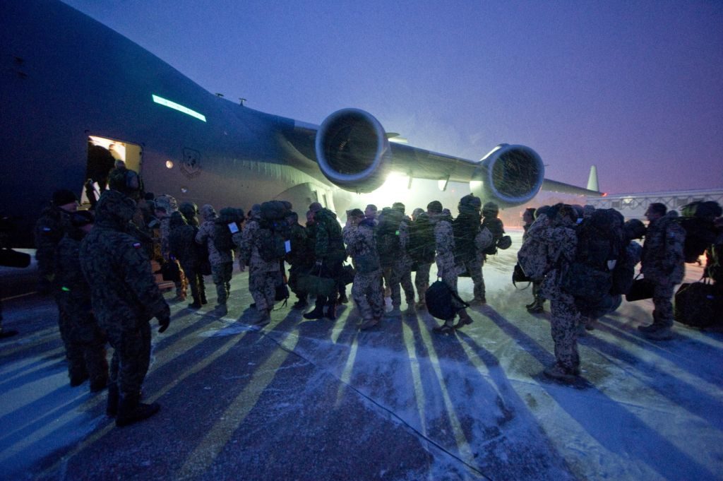 Nato-Soldaten auf dem Weg in den Einsatz. (Foto: Ciho)